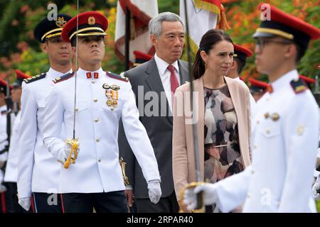 (190517) -- SINGAPORE, 17 maggio 2019 -- il primo ministro di Singapore Lee Hsien Loong (3rd L) e il primo ministro neozelandese Jacinda Ardern (4th L) partecipano alla cerimonia di benvenuto tenutasi a Singapore S Istana il 17 maggio 2019. Jacinda Ardern è in visita ufficiale di un giorno a Singapore ) SINGAPORE-POLITICA-NUOVA ZELANDA-CERIMONIA DI BENVENUTO ThenxChihxWey PUBLICATIONxNOTxINxCHN Foto Stock