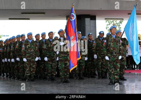 (190517) -- PHNOM PENH, 17 maggio 2019 -- le forze di pace cambogiane partecipano a una cerimonia di invio a Phnom Penh, Cambogia, 17 maggio 2019. La Cambogia ha inviato il sesto gruppo di 298 soldati, tra cui 25 donne, per unirsi a una missione di pace delle Nazioni Unite (ONU) nella nazione dell'Africa occidentale del Mali, devastata dalla guerra. Sovannara) CAMBOGIA-PHNOM PENH-ONU MISSIONE DI MANTENIMENTO DELLA PACE-MALI maopengfei PUBLICATIONxNOTxINxCHN Foto Stock