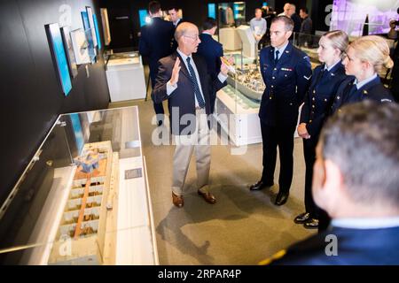 (190517) -- CANBERRA, 17 maggio 2019 (Xinhua) -- il curatore senior Shane Casey spiega come i delegati della Royal Australian Air Force ascoltano durante la mostra D-Day: The Australian Story at the Australian War Memorial a Canberra, Australia, 17 maggio 2019. La mostra, con una selezione di oggetti della National Collection, tra cui tessuti, fotografie, diari, lettere, modelli, opere d'arte e schermi digitali, esplorano la storia degli australiani che combattevano nell'Europa occidentale 75 anni fa. (Xinhua/Liang Tianzhou) AUSTRALIA-CANBERRA-D DAY EXHIBITION PUBLICATIONxNOTxINxCHN Foto Stock