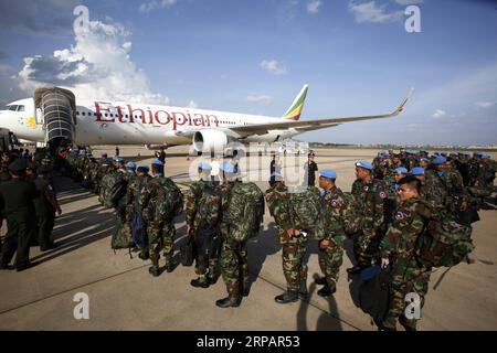 (190517) -- PHNOM PENH, 17 maggio 2019 -- forze di pace cambogiane a bordo di un aereo a Phnom Penh, Cambogia, 17 maggio 2019. La Cambogia ha inviato il sesto gruppo di 298 soldati, tra cui 25 donne, per unirsi a una missione di pace delle Nazioni Unite (ONU) nella nazione dell'Africa occidentale del Mali, devastata dalla guerra. Sovannara) CAMBOGIA-PHNOM PENH-ONU MISSIONE DI MANTENIMENTO DELLA PACE-MALI maopengfei PUBLICATIONxNOTxINxCHN Foto Stock