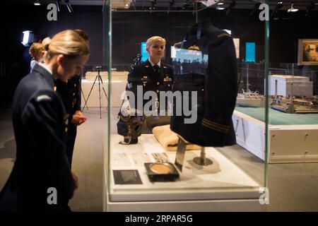 (190517) -- CANBERRA, 17 maggio 2019 (Xinhua) -- i delegati della Royal Australian Air Force guardano le mostre durante la mostra D-Day: The Australian Story at the Australian War Memorial a Canberra, Australia, 17 maggio 2019. La mostra, con una selezione di oggetti della National Collection, tra cui tessuti, fotografie, diari, lettere, modelli, opere d'arte e schermi digitali, esplorano la storia degli australiani che combattevano nell'Europa occidentale 75 anni fa. (Xinhua/Liang Tianzhou) AUSTRALIA-CANBERRA-D DAY EXHIBITION PUBLICATIONxNOTxINxCHN Foto Stock