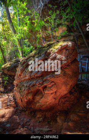 Il bellissimo paesaggio della grotta Nakee, al Parco Nazionale di Phu Langka, nel distretto di Ban Phaeng nella provincia di Nakhon Phanom, Thailandia Foto Stock