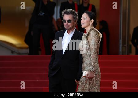 (190517) -- CANNES, 17 maggio 2019 (Xinhua) -- l'attrice cinese Gong li (R) posa sul Red carpet per la prima del film Dolor y Gloria al 72° Festival di Cannes, Francia, il 17 maggio 2019. Il 72° Festival di Cannes si svolge qui dal 14 al 25 maggio. (Xinhua/Zhang Cheng) FRANCIA-CANNES- DOLOR Y GLORIA -PREMIERE PUBLICATIONxNOTxINxCHN Foto Stock