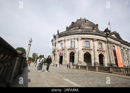 (190518) -- PECHINO, 18 maggio 2019 (Xinhua) -- i pedoni camminano davanti al Museo Bode nell'Isola dei Musei di Berlino, capitale della Germania, il 17 maggio 2019. L'Isola dei Musei, patrimonio dell'umanità dell'UNESCO, è la parte settentrionale di un'isola nel fiume Sprea a Berlino. Il suo nome deriva dal complesso di musei famosi in tutto il mondo come l'Altes Museum (Museo Vecchio), il Neues Museum (Museo nuovo), l'alte Nationalgalerie (Galleria Nazionale Vecchia), il Bode Museum e il Pergamon Museum. Il 18 maggio segna la giornata internazionale del museo. (Xinhua/Shan Yuqi) GIORNATA INTERNAZIONALE DEL MUSEO PUBLICATIONxNOTxINxCHN Foto Stock
