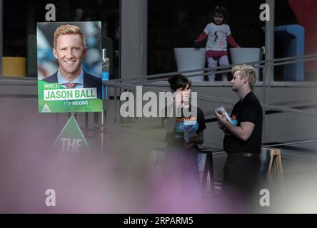 (190518) -- MELBOURNE, 18 maggio 2019 (Xinhua) -- i membri del personale lavorano in un seggio elettorale a Melbourne, Australia, 18 maggio 2019. L'Australia ha tenuto le elezioni generali sabato. (Xinhua/Bai Xuefei) AUSTRALIA-ELEZIONI GENERALI PUBLICATIONxNOTxINxCHN Foto Stock