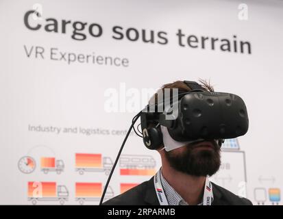 (190518) -- PECHINO, 18 maggio 2019 -- Un sistema logistico di esperienze per i visitatori di Cargo Sous Terrain presso lo stand di SAP durante la Fiera di Hannover 2018 ad Hannover, in Germania, il 23 aprile 2018. ) Xinhua titoli: Le imprese europee rialziscono sulla prospettiva di crescita in Cina ShanxYuqi PUBLICATIONxNOTxINxCHN Foto Stock