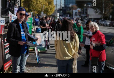 (190518) -- MELBOURNE, 18 maggio 2019 (Xinhua) -- i membri del personale lavorano in un seggio elettorale a Melbourne, Australia, 18 maggio 2019. L'Australia ha tenuto le elezioni generali sabato. (Xinhua/Bai Xuefei) AUSTRALIA-ELEZIONI GENERALI PUBLICATIONxNOTxINxCHN Foto Stock