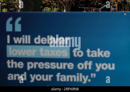 (190518) -- MELBOURNE, 18 maggio 2019 (Xinhua) -- Un bambino gioca fuori da un seggio elettorale a Melbourne, Australia, 18 maggio 2019. L'Australia ha tenuto le elezioni generali sabato. (Xinhua/Bai Xuefei) AUSTRALIA-ELEZIONI GENERALI PUBLICATIONxNOTxINxCHN Foto Stock