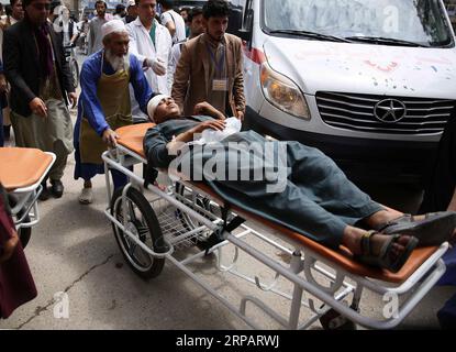 (190518) -- HERAT, 18 maggio 2019 -- persone trasportano un uomo ferito in un ospedale locale nella provincia di Herat, Afghanistan, 18 maggio 2019. Almeno quattro civili afghani sono stati uccisi e 14 persone, tra cui un capo distrettuale, sono state ferite in un attacco bomba nel distretto OBE della provincia occidentale di Herat sabato, un funzionario locale ha confermato. ) AFGHANISTAN-HERAT-BOMB ATTACK ElahaxSahel PUBLICATIONxNOTxINxCHN Foto Stock