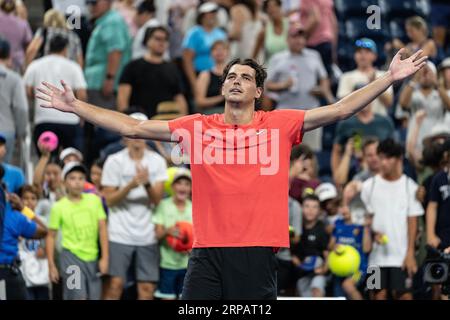 Taylor Fritz degli Stati Uniti celebra la vittoria nel quarto round contro Dominic Stricker della Svizzera agli US Open Championships al Billie Jean King Tennis Center di New York il 3 settembre 2023 Foto Stock