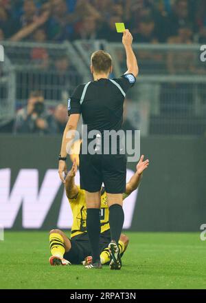 L'arbitro Tobias Reichel con fischio, gesti, spettacoli, guarda, azione individuale, Schiedsrichter, Hauptschiedsrichter, schiri, Pfeiffe, Pfiff, mostra il cartellino giallo a Emre CAN, BVB 23 nella partita BORUSSIA DORMUND - 1. FC HEIDENHEIM 2-2 il 1 settembre 2023 a Dortmund, Germania. Stagione 2023/2024, 1.Bundesliga, BVB, giorno 3, 3.Spieltag © Peter Schatz / Alamy Live News - LE NORMATIVE DFL VIETANO L'USO DI FOTOGRAFIE come SEQUENZE DI IMMAGINI e/o QUASI-VIDEO - Foto Stock