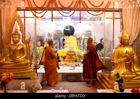 (190518) -- DACCA, 18 maggio 2019 () -- i monaci pregano davanti a una grande statua di Buddha durante la celebrazione del Buddha Purnima a Dacca, Bangladesh, il 18 maggio 2019. Sabato i buddisti in Bangladesh hanno celebrato il Buddha Purnima , che segna la nascita, l'illuminazione e la morte di Gautama Buddha. () BANGLADESH-DHAKA-BUDDHA PURNIMA Xinhua PUBLICATIONxNOTxINxCHN Foto Stock