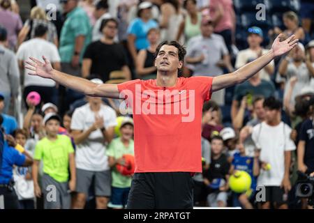 New York, USA. 3 settembre 2023. Taylor Fritz degli Stati Uniti celebra la vittoria nel quarto turno contro Dominic Stricker della Svizzera agli US Open Championships al Billie Jean King Tennis Center di New York il 3 settembre 2023. Fritz ha vinto in set consecutivi e ha raggiunto i quarti di finale. (Foto di Lev Radin/Sipa USA) credito: SIPA USA/Alamy Live News Foto Stock