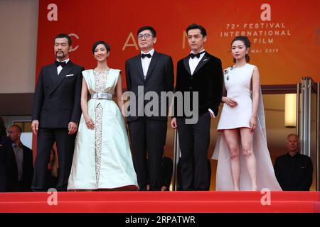 (190519) -- CANNES, 19 maggio 2019 (Xinhua) -- il regista Diao Yinan (C) e i membri del cast posano sul Red carpet per la prima del film cinese Wild Goose Lake al 72° Festival di Cannes, in Francia, il 18 maggio 2019. Il 72° Festival di Cannes si svolge qui dal 14 al 25 maggio. (Xinhua/Zhang Cheng) FRANCIA-CANNES-CHINESE FILM-RED CARPET PUBLICATIONxNOTxINxCHN Foto Stock