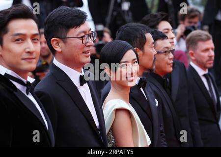 (190519) -- CANNES, 19 maggio 2019 (Xinhua) -- l'attrice Kwai Lun Mei (3rd L) posa sul tappeto rosso per la prima del film cinese Wild Goose Lake al 72° Festival di Cannes, Francia, il 18 maggio 2019. Il 72° Festival di Cannes si svolge qui dal 14 al 25 maggio. (Xinhua/Zhang Cheng) FRANCIA-CANNES-CHINESE FILM-RED CARPET PUBLICATIONxNOTxINxCHN Foto Stock