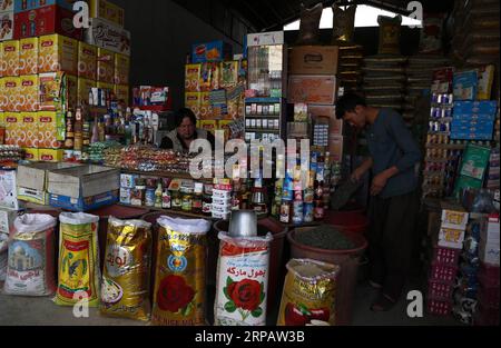 (190519) -- KABUL, 19 maggio 2019 -- i negozianti afghani lavorano in un negozio a Kabul, capitale dell'Afghanistan, 19 maggio 2019. ) AFGHANISTAN-KABUL-DAILY LIFE SayedxMominzadah PUBLICATIONxNOTxINxCHN Foto Stock