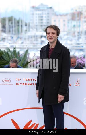 (190519) -- CANNES, 19 maggio 2019 (Xinhua) -- l'attore August Diehl posa durante una photocall per il film A Hidden Life al 72° Festival di Cannes, Francia, 19 maggio 2019. Il film del regista americano Terrence Malick A Hidden Life gareggerà per la Palme d or con altri 20 lungometraggi durante il 72° Festival di Cannes che si terrà dal 14 al 25 maggio. (Xinhua/Zhang Cheng) FRANCE-CANNES-FILM FESTIVAL-PHOTOCALL-A HIDDEN LIFE PUBLICATIONxNOTxINxCHN Foto Stock