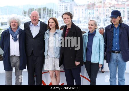 (190519) -- CANNES, 19 maggio 2019 (Xinhua) -- il cast e il team creativo posa durante una photocall per il film A Hidden Life al 72° Festival di Cannes, Francia, 19 maggio 2019. Il film del regista americano Terrence Malick A Hidden Life gareggerà per la Palme d or con altri 20 lungometraggi durante il 72° Festival di Cannes che si terrà dal 14 al 25 maggio. (Xinhua/Zhang Cheng) FRANCE-CANNES-FILM FESTIVAL-PHOTOCALL-A HIDDEN LIFE PUBLICATIONxNOTxINxCHN Foto Stock