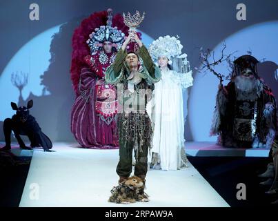 (190519) -- PECHINO, 19 maggio 2019 (Xinhua) -- Models presentano creazioni progettate dai laureati del Beijing Institute of Fashion Technology durante la China Graduate Fashion Week a Pechino, capitale della Cina, 19 maggio 2019. (Xinhua/Chen Jianli) CHINA-BEIJING-GRADUATE FASHION WEEK (CN) PUBLICATIONxNOTxINxCHN Foto Stock