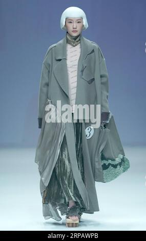 (190520) -- PECHINO, 20 maggio 2019 (Xinhua) -- Un modello presenta una creazione durante la China Graduate Fashion Week a Pechino, capitale della Cina, 19 maggio 2019. (Xinhua/Chen Jianli) CHINA-BEIJING-GRADUATE FASHION WEEK (CN) PUBLICATIONxNOTxINxCHN Foto Stock