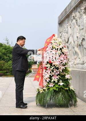 News Bilder des Tages (190520) -- GANZHOU, 20 maggio 2019 (Xinhua) -- il presidente cinese Xi Jinping, anche segretario generale del Comitato centrale del Partito Comunista Cinese e presidente della Commissione militare centrale, rende omaggio e poggia un cesto floreale in un monumento che segna la partenza della lunga marcia nella contea di Yudu della città di Ganzhou, nella provincia orientale dello Jiangxi della Cina, il 20 maggio 2019. XI lunedì pomeriggio visitò il punto di partenza della lunga marcia dell'Armata Rossa centrale nella contea di Yudu, con un tour di ispezione della provincia di Jiangxi. (Xinhua/Xie Huanchi) CHINA-JIANGXI-XI JINPING-LONG MARCH- Foto Stock