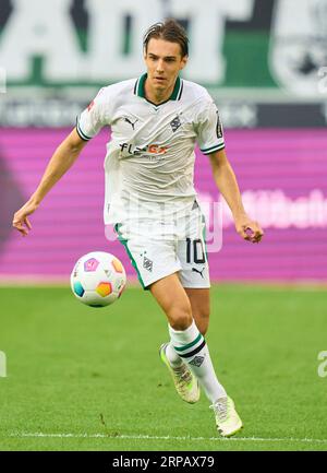 Florian Neuhaus, MG 10 nella partita BORUSSIA MOENCHENGLADBACH - FC BAYERN MUENCHEN 1-2 il 2 settembre 2023 a Mönchengladbach, Germania. Stagione 2023/2024, 1.Bundesliga, FCB, MG, Gladbach, giorno 3, 3.Spieltag © Peter Schatz / Alamy Live News - LE NORMATIVE DFL VIETANO L'USO DI FOTOGRAFIE come SEQUENZE DI IMMAGINI e/o QUASI-VIDEO - Foto Stock