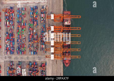 (190520) -- NANNING, 20 maggio 2019 (Xinhua) -- foto aerea scattata l'11 aprile 2019 mostra un molo container nel porto di Qinzhou nella regione autonoma del Guangxi Zhuang nella Cina meridionale. Il Guangxi ha svolto un ruolo sempre più importante nell'ambito dell'iniziativa Belt and Road. (Xinhua/Cao Yiming) CHINA-GUANGXI-BELT AND ROAD INITIATIVE (CN) PUBLICATIONxNOTxINxCHN Foto Stock