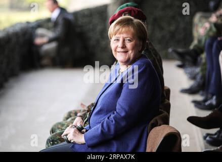 News Themen der Woche KW21 News Bilder des Tages 190520 -- MUNSTER, 20 maggio 2019 Xinhua -- la cancelliera tedesca Angela Merkel si prepara a guardare una dimostrazione di addestramento durante la sua visita alla Very High Readiness Joint Task Force VJTF della NATO a Munster, in Germania, il 20 maggio 2019. La Merkel lunedì ha assicurato alla Germania l'aiuto per l'Ucraina nella risoluzione dei conflitti nella regione del Donbas. Ha rilasciato la dichiarazione durante la sua visita a una forza di reazione rapida della NATO nel Munster tedesco. Xinhua/Shan Yuqi GERMANIA-MUNSTER-MERKEL-NATO-FORZA DI RISPOSTA RAPIDA PUBLICATIONxNOTxINxCHN Foto Stock