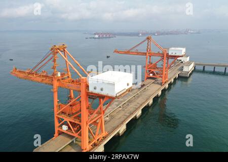 (190520) -- NANNING, 20 maggio 2019 (Xinhua) -- foto aerea scattata l'11 aprile 2019 mostra il progetto principale di costruzione di un molo a Fangchenggang, nella regione autonoma Guangxi Zhuang della Cina meridionale. Il Guangxi ha svolto un ruolo sempre più importante nell'ambito dell'iniziativa Belt and Road. (Xinhua/Zhou Hua) CHINA-GUANGXI-BELT AND ROAD INITIATIVE (CN) PUBLICATIONxNOTxINxCHN Foto Stock