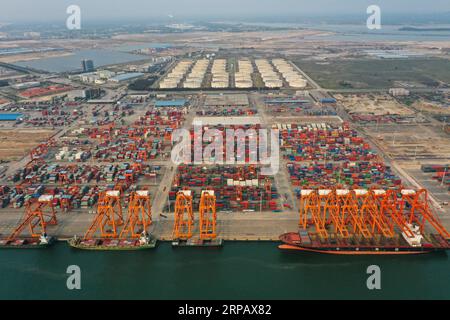 (190520) -- NANNING, 20 maggio 2019 (Xinhua) -- foto aerea scattata l'11 aprile 2019 mostra un molo container nel porto di Qinzhou nella regione autonoma del Guangxi Zhuang nella Cina meridionale. Il Guangxi ha svolto un ruolo sempre più importante nell'ambito dell'iniziativa Belt and Road. (Xinhua/Cao Yiming) CHINA-GUANGXI-BELT AND ROAD INITIATIVE (CN) PUBLICATIONxNOTxINxCHN Foto Stock