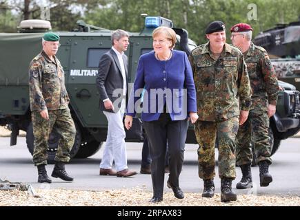 (190520) -- MUNSTER, 20 maggio 2019 (Xinhua) -- il cancelliere tedesco Angela Merkel (C) arriva per una visita alla Very High Readiness Joint Task Force (VJTF) della NATO a Munster, in Germania, il 20 maggio 2019. La Merkel lunedì ha assicurato alla Germania l'aiuto per l'Ucraina nella risoluzione dei conflitti nella regione del Donbas. Ha rilasciato la dichiarazione durante la sua visita a una forza di reazione rapida della NATO nel Munster tedesco. (Xinhua/Shan Yuqi) GERMANIA-MUNSTER-MERKEL-NATO-FORZA DI RISPOSTA RAPIDA PUBLICATIONxNOTxINxCHN Foto Stock