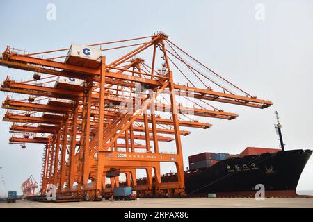 (190520) -- NANNING, 20 maggio 2019 (Xinhua) -- foto scattata l'11 aprile 2019 mostra una nave cargo nel porto di Qinzhou, nella regione autonoma del Guangxi Zhuang nella Cina meridionale. Il Guangxi ha svolto un ruolo sempre più importante nell'ambito dell'iniziativa Belt and Road. (Xinhua/Cao Yiming) CHINA-GUANGXI-BELT AND ROAD INITIATIVE (CN) PUBLICATIONxNOTxINxCHN Foto Stock