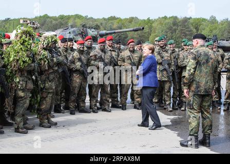 News Bilder des Tages (190520) -- MUNSTER (GERMANIA), 20 maggio 2019 (Xinhua) -- il cancelliere tedesco Angela Merkel (2° R, fronte) parla con i membri della task force congiunta ad altissima preparazione della NATO durante la sua visita a Munster, in Germania, il 20 maggio 2019. La Merkel lunedì ha assicurato alla Germania l'aiuto per l'Ucraina nella risoluzione dei conflitti nella regione del Donbas. Ha rilasciato la dichiarazione durante la sua visita a una forza di reazione rapida della NATO nel Munster tedesco. (Xinhua/Shan Yuqi) GERMANIA-MUNSTER-MERKEL-NATO-RAPID REACTION FORCE-VISIT PUBLICATIONxNOTxINxCHN Foto Stock