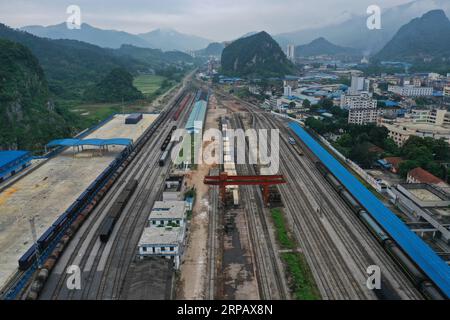 (190520) -- NANNING, 20 maggio 2019 (Xinhua) -- foto aerea scattata il 17 aprile 2019 mostra il porto di Pingxiang (ferrovia) nella regione autonoma del Guangxi Zhuang nel sud della Cina. Il Guangxi ha svolto un ruolo sempre più importante nell'ambito dell'iniziativa Belt and Road. (Xinhua/Cao Yiming) CHINA-GUANGXI-BELT AND ROAD INITIATIVE (CN) PUBLICATIONxNOTxINxCHN Foto Stock