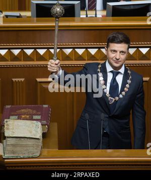 (190521) -- PECHINO, 21 maggio 2019 -- Volodymyr Zelensky tiene la mazza del presidente ucraino durante la sua cerimonia di inaugurazione a Kiev, Ucraina, 20 maggio 2019. Ufficio presidenziale ucraino) XINHUA FOTO DEL GIORNO chenjunfeng PUBLICATIONxNOTxINxCHN Foto Stock