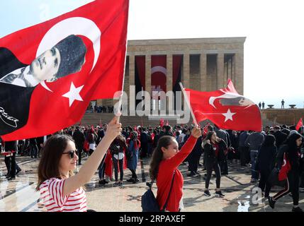 (190521) -- PECHINO, 21 maggio 2019 (Xinhua) -- le persone si riuniscono di fronte al mausoleo di Mustafa Kemal Ataturk il giorno del 100° anniversario dell'inizio della guerra d'indipendenza ad Ankara, in Turchia, il 19 maggio 2019. (Xinhua/Mustafa Kaya) XINHUA FOTO DEL GIORNO PUBLICATIONxNOTxINxCHN Foto Stock