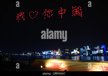 (190521) -- PECHINO, 21 maggio 2019 (Xinhua) -- i droni compongono i caratteri cinesi leggendo i Love You China Over the Qiantang River in Hangzhou, East China S Zhejiang Province, 20 maggio 2019. (Xinhua/Huang Zongzhi) XINHUA FOTO DEL GIORNO PUBLICATIONxNOTxINxCHN Foto Stock