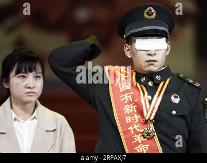 (190521) -- PECHINO, 21 maggio 2019 (Xinhua) -- Soldier Du Fuguo saluta durante una cerimonia di premiazione a Pechino, capitale della Cina, 23 gennaio 2019. Come spazzatrice mineraria, Du Fuguo ha perso gli occhi e le mani durante lo sminamento dell'11 ottobre 2018. (Xinhua/Zhang Yongjin) XINHUA FOTO DEL GIORNO PUBLICATIONxNOTxINxCHN Foto Stock