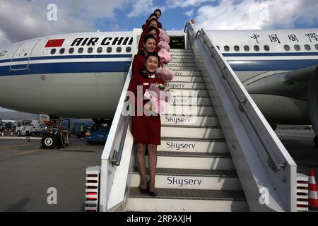 (190521) -- PECHINO, 21 maggio 2019 -- gli assistenti di volo di Air China che tengono i mazzi si mettono in posa per le foto dopo l'atterraggio del volo all'aeroporto internazionale di Atene, Grecia, 30 settembre 2017. ) Xinhua titoli: Accordo fondamentale sull'aviazione civile per rafforzare la cooperazione Cina-UE MariosxLolos PUBLICATIONxNOTxINxCHN Foto Stock