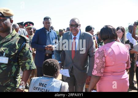 (190521) -- THYOLO, 21 maggio 2019 (Xinhua) -- il presidente malawiano Peter Mutharika si prepara a lanciare il suo voto in un collegio elettorale nel distretto di Thyolo, Malawi, 21 maggio 2019. Martedì Mutharika ha espresso felicità per il modo pacifico in cui è andato finora il processo elettorale. (Xinhua/Peng Lijun) MALAWI-THYOLO-ELEZIONE-PRESIDENTE-VOTA PUBLICATIONxNOTxINxCHN Foto Stock