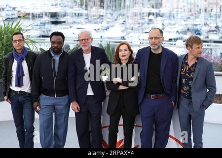 (190521) -- CANNES, 21 maggio 2019 (Xinhua) -- la regista Ira Sachs (2nd R) e i membri del cast si pongono durante una foto per il film Frankie al 72 ° Festival di Cannes, Francia, 21 maggio 2019. Il regista statunitense Ira Sachs film Frankie gareggerà per la Palme d Or al 72° Festival di Cannes. (Xinhua/Zhang Cheng) FRANCIA-CANNES-FILM FESTIVAL PUBLICATIONxNOTxINxCHN Foto Stock