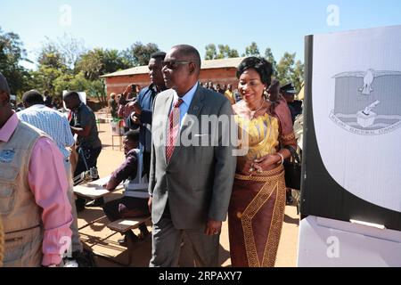 (190521) -- THYOLO, 21 maggio 2019 (Xinhua) -- il presidente malawiano Peter Mutharika cammina in un seggio elettorale nel distretto di Thyolo, Malawi, 21 maggio 2019. Martedì Mutharika ha espresso felicità per il modo pacifico in cui è andato finora il processo elettorale. (Xinhua/Peng Lijun) MALAWI-THYOLO-ELEZIONE-PRESIDENTE-VOTA PUBLICATIONxNOTxINxCHN Foto Stock