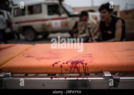 (190521) -- TRIPOLI, 21 maggio 2019 -- sangue di combattenti governativi feriti sostenuti dalle Nazioni Unite è visto su una barella in un ospedale da campo a Salah al-DIN prima linea a Tripoli, Libia, il 21 maggio 2019. Il principale inviato delle Nazioni Unite per la Libia ha avvertito martedì che il paese arabo è sull'orlo di una guerra civile che potrebbe portare a una divisione permanente. ) LIBIA-TRIPOLI-CONFLICT AmruxSalahuddien PUBLICATIONxNOTxINxCHN Foto Stock