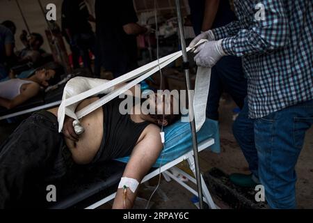 (190521) -- TRIPOLI, 21 maggio 2019 -- Un combattente del governo ferito sostenuto dalle Nazioni Unite viene curato in un ospedale da campo a Salah al-DIN prima linea a Tripoli, Libia, il 21 maggio 2019. Il principale inviato delle Nazioni Unite per la Libia ha avvertito martedì che il paese arabo è sull'orlo di una guerra civile che potrebbe portare a una divisione permanente. ) LIBIA-TRIPOLI-CONFLICT AmruxSalahuddien PUBLICATIONxNOTxINxCHN Foto Stock