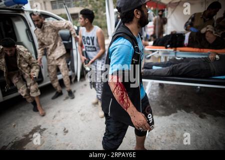 (190521) -- TRIPOLI, 21 maggio 2019 -- Un combattente del governo ferito sostenuto dalle Nazioni Unite è visto in un ospedale da campo a Salah al-DIN prima linea a Tripoli, Libia, il 21 maggio 2019. Il principale inviato delle Nazioni Unite per la Libia ha avvertito martedì che il paese arabo è sull'orlo di una guerra civile che potrebbe portare a una divisione permanente. ) LIBIA-TRIPOLI-CONFLICT AmruxSalahuddien PUBLICATIONxNOTxINxCHN Foto Stock