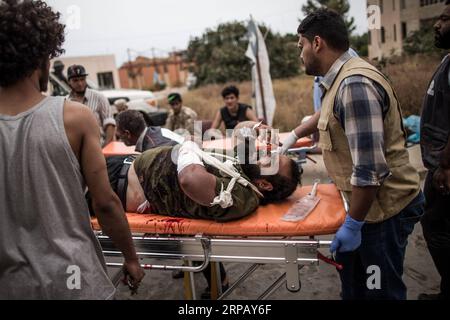 (190521) -- TRIPOLI, 21 maggio 2019 -- Un combattente del governo ferito sostenuto dalle Nazioni Unite viene inviato in un ospedale da campo a Salah al-DIN prima linea a Tripoli, Libia, il 21 maggio 2019. Il principale inviato delle Nazioni Unite per la Libia ha avvertito martedì che il paese arabo è sull'orlo di una guerra civile che potrebbe portare a una divisione permanente. ) LIBIA-TRIPOLI-CONFLICT AmruxSalahuddien PUBLICATIONxNOTxINxCHN Foto Stock