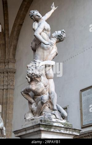 Una delle più alte statue marmoree del rapimento di una donna Sabina (1574-82), dello scultore fiammingo Giambologna da Bologna nel XIII secolo G. Foto Stock