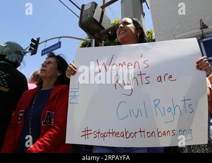 (190522) -- LOS ANGELES, 22 maggio 2019 (Xinhua) -- la gente partecipa a una manifestazione a Los Angeles, negli Stati Uniti, il 21 maggio 2019. Dozzine di raduni si sono tenuti martedì nelle principali città della California meridionale per denunciare il crescente numero di stati che approvano leggi restrittive sull'aborto e pretendono i diritti delle donne nella controversa questione dell'aborto. (Xinhua/li Ying) U.S.-LOS ANGELES-ABORTION BAN-PROTEST PUBLICATIONxNOTxINxCHN Foto Stock