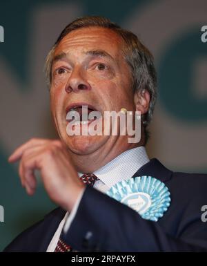 (190522) -- LONDRA, 22 maggio 2019 (Xinhua) -- il leader del partito Brexit Nigel Farage si rivolge a un evento della campagna del partito Brexit per le prossime elezioni del Parlamento europeo a Londra, in Gran Bretagna, il 21 maggio 2019. (Xinhua/Han Yan) BRITAIN-LONDON-BREXIT PARTY RALLY PUBLICATIONxNOTxINxCHN Foto Stock