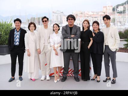 190522 -- CANNES, 22 maggio 2019 Xinhua -- i membri del cast del parassita posano durante una photocall al 72° Festival di Cannes, in Francia, 22 maggio 2019. Parasite competerà per la Palme d o con altri 20 film. Xinhua/Gao Jing FRANCIA-CANNES-FILM FESTIVAL-PHOTOCALL- PARASSITA PUBLICATIONxNOTxINxCHN Foto Stock